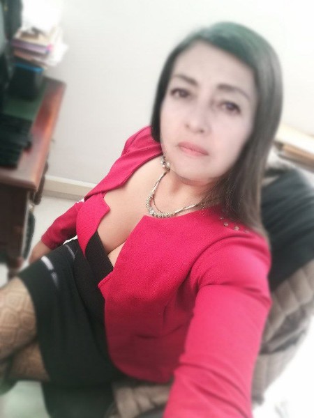 Lepa slatka milf bujnih grudi