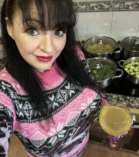 Lepa crnka sisata milf